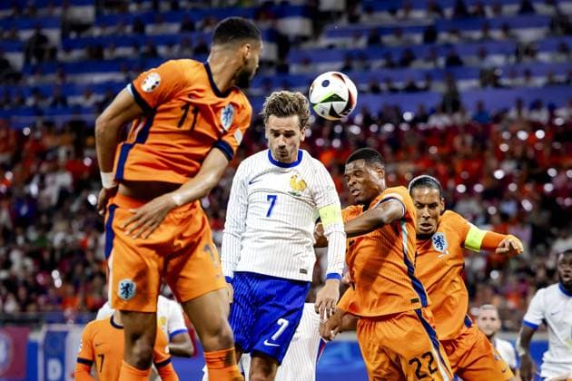 LEIPZIG - Antoine Griezmann of France and Denzel Dumfries of Holland (l-r) during the UEFA EURO, EM, Europameisterschaft,Fussball 2024 group D match between the Netherlands and France at the Leipzig Stadium on June 21, 2024 in Leipzig, Germany. ANP KOEN VAN WEEL UEFA EURO 2024 2024 xVIxANPxSportx xxANPxIVx 501708563 originalFilename: 501708563.jpg
