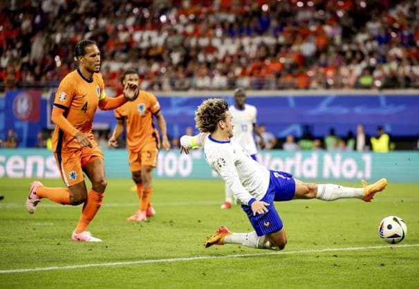 LEIPZIG - Virgil van Dijk of Holland and Antoine Griezmann of France (l-r) during the UEFA EURO, EM, Europameisterschaft,Fussball 2024 group D match between the Netherlands and France at the Leipzig Stadium on June 21, 2024 in Leipzig, Germany. ANP KOEN VAN WEEL UEFA EURO 2024 2024 xVIxANPxSportx xxANPxIVx 501708892 originalFilename: 501708892.jpg