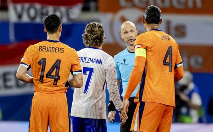 LEIPZIG - Tijjani Reijnders of Holland, Antoine Griezmann of France and Virgil van Dijk of Holland confer with the referee (l-r) during the UEFA EURO, EM, Europameisterschaft,Fussball 2024 group D match between the Netherlands and France at the Leipzig Stadium on June 21, 2024 in Leipzig, Germany. ANP KOEN VAN WEEL UEFA EURO 2024 2024 xVIxANPxSportx xxANPxIVx 501709540 originalFilename: 501709540.jpg
