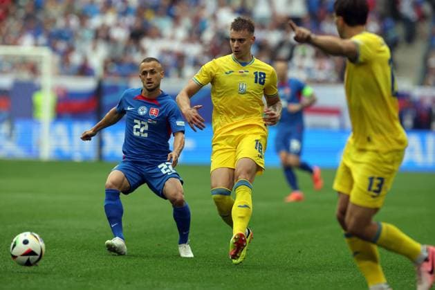 Dusseldorf, Germany 21.06.2024: Stanislav Lobotka of Slovakia, Volodymyr Brazhko of Ukraine during the UEFA EURO, EM, Europameisterschaft,Fussball 2024 group stage E football match between Slovakia vs Ukraine at Dusseldorf Arena in Dusseldorf  Copyright: xx xx IPA_Agency_IPA47359513