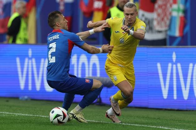 UEFA EURO, EM, Europameisterschaft,Fussball 2024: Slovakia vs Ukraine at Düsseldorf Arena in Dusseldorf Dusseldorf, Germany 21.06.2024: Peter Pekarik of Slovakia , Mykhailo Mudryk of Ukraine during the UEFA EURO 2024 group stage E football match between Slovakia vs Ukraine at Düsseldorf Arena in Dusseldorf Dusseldorf Düsseldorf Arena Germany Germany Copyright: xmarcoxiacobucci