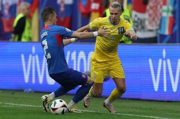 Dusseldorf, Germany 21.06.2024: Peter Pekarik of Slovakia , Mykhailo Mudryk of Ukraine during the UEFA EURO, EM, Europameisterschaft,Fussball 2024 group stage E football match between Slovakia vs Ukraine at Dusseldorf Arena in Dusseldorf  Copyright: xx xx IPA_Agency_IPA47359701