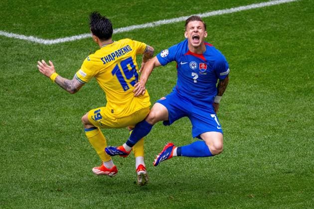 GER, EURO 2024, Group E, Slovakia SVK vs Ukrtaine UKR 21 06 2024, Merkur Spiel Arena, Düsseldorf, GER, EURO 2024, Group E, Slovakia SVK vs Ukrtaine UKR In the picture Tomas Suslov Slovakia SVK, 07 Mykola Shaparenko Ukraine UKR, 19 in duel, duel, dynamics, action, action, game scene pain distorted face gestures, facial expressions, emotions nordphotoxGmbHxx xDenkinger nph00015