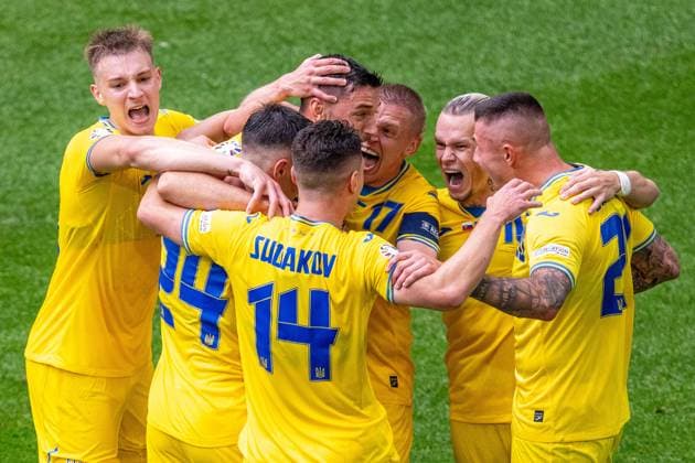 GER, EURO 2024, Group E, Slovakia SVK vs Ukrtaine UKR 21 06 2024, Merkur Spiel Arena, Düsseldorf, GER, EURO 2024, Group E, Slovakia SVK vs Ukrtaine UKR In the picture cheering after the goal to 1 2 goal cheers cheers cheers Roman Yaremchuk Ukraine UKR, 09 Aleksandr Tymchyk Ukraine UKR, 24 Heorhiy Sudakov Ukraine UKR, 14 Aleksandr Zubkov Ukraine UKR, 20 Gestures, facial expressions, emotions nordphotoxGmbHxx xDenkinger nph00015