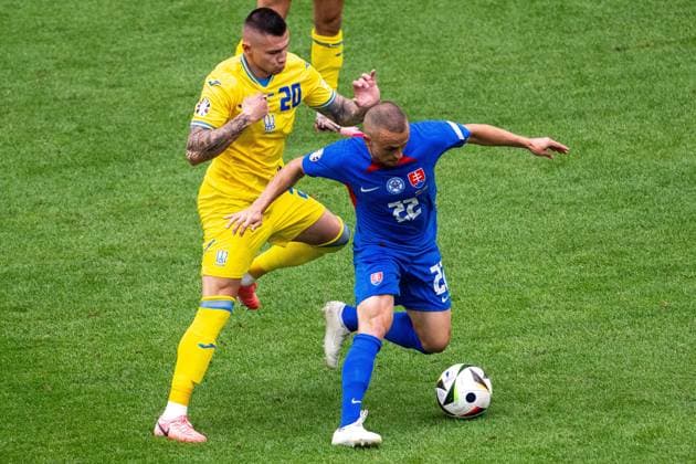 GER, EURO 2024, Group E, Slovakia SVK vs Ukrtaine UKR 21 06 2024, Merkur Spiel Arena, Düsseldorf, GER, EURO 2024, Group E, Slovakia SVK vs Ukrtaine UKR In the picture Aleksandr Zubkov Ukraine UKR, 20 Stanislav Lobotka Slovakia SVK, 23 in duel, duel, dynamics, action, action, game scene nordphotoxGmbHxx xDenkinger nph00015