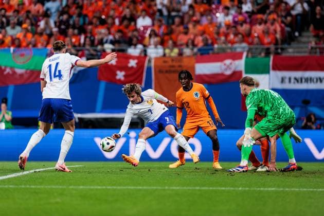 UEFA EURO 2024 Netherlands France 21 06 2024 duel Antoine Griezmann France, 7 , Jeremie Agyekum Frimpong Netherlands, 12 , Bart Verbruggen Netherlands, 1 UEFA EURO 2024 Netherlands France Leipzig Stadium, Leipzig on 21 06 2024 Copyright: xBEAUTIFULxSPORTS Wunderlx