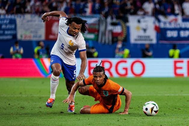 UEFA EURO 2024 Netherlands France 21 06 2024 duel Jules Olivier Kounde France, 5 , Nathan Benjamin Ake Netherlands, 5 UEFA EURO 2024 Netherlands France Leipzig Stadium, Leipzig on 21 06 2024 Copyright: xBEAUTIFULxSPORTS Wunderlx