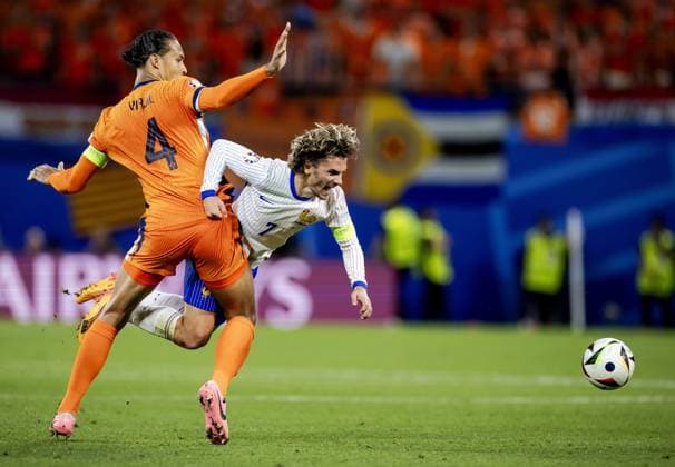 LEIPZIG - Virgil van Dijk of Holland and Antoine Griezmann of France (l-r) during the UEFA EURO, EM, Europameisterschaft,Fussball 2024 group D match between the Netherlands and France at the Leipzig Stadium on June 21, 2024 in Leipzig, Germany. ANP KOEN VAN WEEL UEFA EURO 2024 2024 xVIxANPxSportx xxANPxIVx 501710615 originalFilename: 501710615.jpg