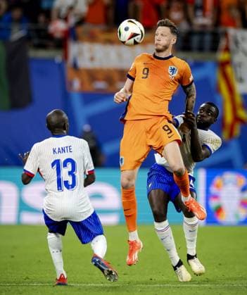 LEIPZIG - Wout Weghorst of Holland and N Golo Kante of France (l-r) during the UEFA EURO, EM, Europameisterschaft,Fussball 2024 group D match between the Netherlands and France at the Leipzig Stadium on June 21, 2024 in Leipzig, Germany. ANP KOEN VAN WEEL UEFA EURO 2024 2024 xVIxANPxSportx xxANPxIVx 501712021 originalFilename: 501712021.jpg