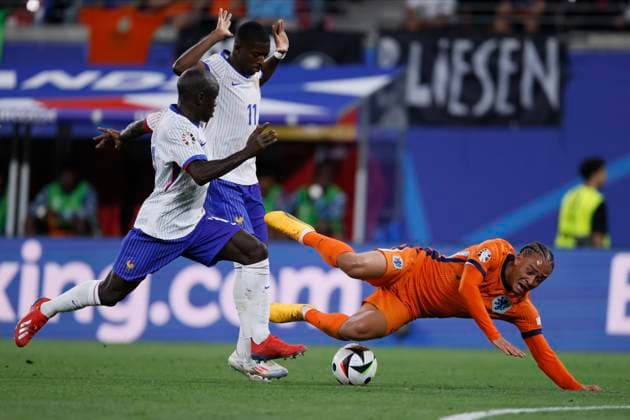 Netherlands v France: Group D - UEFA EURO, EM, Europameisterschaft,Fussball 2024 Ousmane Dembele of France and Xavi Simons of Netherlands challenge during the UEFA EURO 2024 group stage match between Netherlands and France at Football Stadium Leipzig on June 21, 2024 in Leipzig, Germany. Leipzig Football Stadium Leipzig Germany Germany Copyright: xRichardxSellers Sportsphoto APLx 14042012