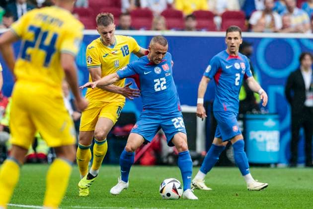 UEFA EURO 2024 Slovakia Ukraine 21 06 2024 Stanislav Lobotka Slovakia, 22 , Volodymyr Brazhko Ukraine, 18 UEFA EURO 2024 Slovakia Ukraine Arena Düsseldorf, Düsseldorf on 21 06 2024 Copyright: xBEAUTIFULxSPORTS Meuselx