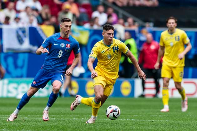 UEFA EURO 2024 Slovakia Ukraine 21 06 2024 Georgiy Sudakov Ukraine, 14 , Robert Bozenik Slovakia, 9 UEFA EURO 2024 Slovakia Ukraine Arena Düsseldorf, Düsseldorf on 21 06 2024 Copyright: xBEAUTIFULxSPORTS Meuselx