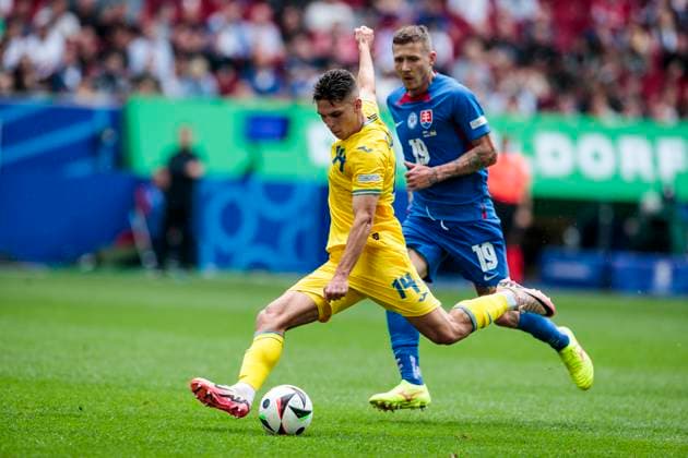 UEFA EURO 2024 Slovakia Ukraine 21 06 2024 Georgiy Sudakov Ukraine, 14 , Juraj Kucka Slovakia, 19 UEFA EURO 2024 Slovakia Ukraine Arena Düsseldorf, Düsseldorf on 21 06 2024 Copyright: xBEAUTIFULxSPORTS Meuselx