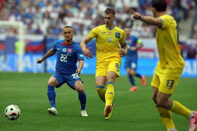 UEFA European Football Championship - UEFA EURO, EM, Europameisterschaft,Fussball 2024 - Slovakia vs Ukraine Dusseldorf, Germany 21.06.2024: Stanislav Lobotka of Slovakia, Volodymyr Brazhko of Ukraine during the UEFA EURO 2024 group stage E football match between Slovakia vs Ukraine at Dusseldorf Arena in Dusseldorf Dusseldorf Germany  Copyright: xIPAxSport ABACAx