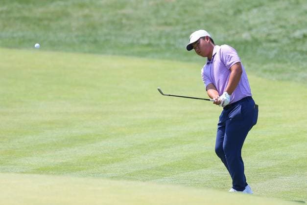 CROMWELL, CT - JUNE 21: Tom Kim of Republic of Korea chips onto the 15th green during the second round of the 2024 Travelers Championship on June 21, 2024, at TPC River Highlands in Cromwell, CT. (Photo by M. Anthony Nesmith Icon Sportswire) GOLF: JUN 21 PGA, Golf Herren Travelers Championship EDITORIAL USE ONLY Icon240621582024