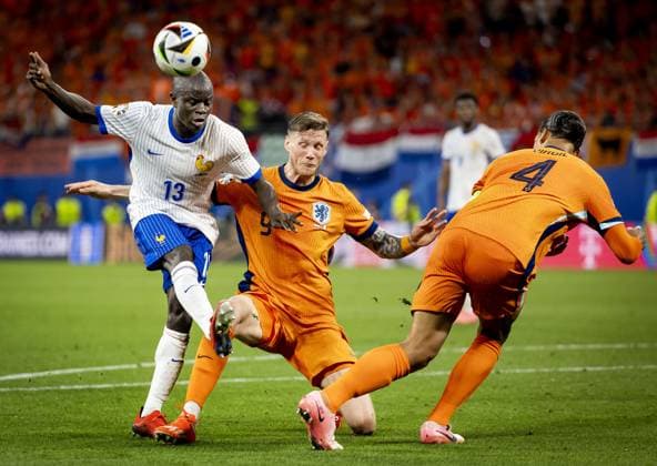 LEIPZIG - N Golo Kante of France and Wout Weghorst of Holland (l-r) during the UEFA EURO, EM, Europameisterschaft,Fussball 2024 group D match between the Netherlands and France at the Leipzig Stadium on June 21, 2024 in Leipzig, Germany. ANP KOEN VAN WEEL UEFA EURO 2024 2024 xVIxANPxSportx xxANPxIVx 501728706 originalFilename: 501728706.jpg