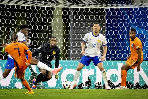 LEIPZIG - The disallowed goal, Denzel Dumfries of Holland is offside (l-r) during the UEFA EURO, EM, Europameisterschaft,Fussball 2024 group D match between the Netherlands and France at the Leipzig Stadium on June 21, 2024 in Leipzig, Germany. ANP KOEN VAN WEEL UEFA EURO 2024 2024 xVIxANPxSportx xxANPxIVx 501728935 originalFilename: 501728935.jpg