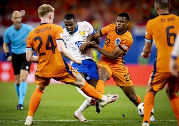 LEIPZIG - Jerdy Schouten, Marcus Thuram of France and Denzel Dumfries (l-r) during the UEFA EURO, EM, Europameisterschaft,Fussball 2024 group D match between the Netherlands and France at the Leipzig Stadium on June 21, 2024 in Leipzig, Germany. ANP KOEN VAN WEEL UEFA EURO 2024 2024 xVIxANPxSportx xxANPxIVx 501729022 originalFilename: 501729022.jpg
