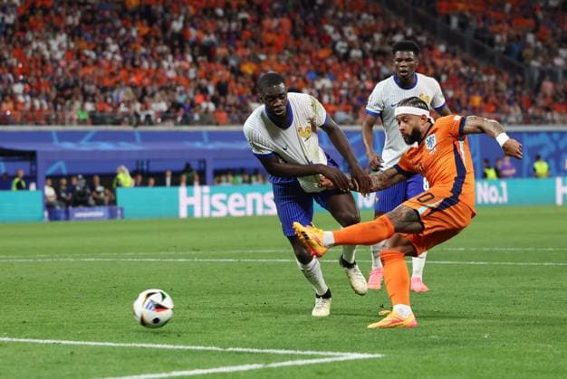 (240622) -- LEIPZIG, June 22, 2024 -- Memphis Depay (R) of the Netherlands shoots during the UEFA EURO, EM, Europameisterschaft,Fussball 2024 Group D match between France and the Netherlands in Leipzig, Germany on June 21, 2024. ) (SP)GERMANY-LEIPZIG-FOOTBALL-EURO 2024-FRANCE VS THE NETHERLANDS BaixXuefei 
