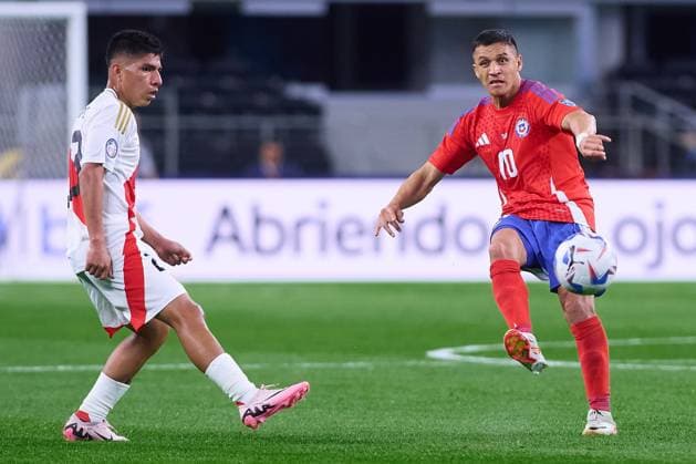 RECORD DATE NOT STATED Copa America USA 2024 Peru vs Chile Piero Quispe (L) of Peru fights for the ball with Alexis Sanchez (R) of Chile during the game between Peru and Chile as part of the CONMEBOL Copa America USA 2024 group A, at AT-T Stadium, on June 21, 2024 in Arlington, Texas, United States. ARLINGTON TEXAS UNITED STATES  Copyright: xJONATHANxDUENASx 20240621203141_CA_GA_2024_PER_CHI_SANCHEZ180