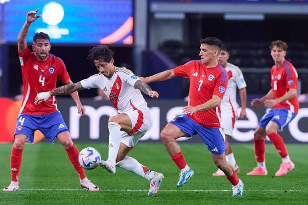 RECORD DATE NOT STATED Copa America USA 2024 Peru vs Chile Gianluca Lapadula (L) of Peru fights for the ball with Marcelino Nunez (R) of Chile during the game between Peru and Chile as part of the CONMEBOL Copa America USA 2024 group A, at AT-T Stadium, on June 21, 2024 in Arlington, Texas, United States. ARLINGTON TEXAS UNITED STATES  Copyright: xJONATHANxDUENASx 20240621203506_CA_GA_2024_PER_CHI_LAPADULA188