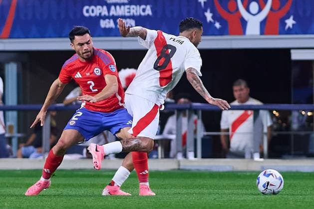 RECORD DATE NOT STATED Copa America USA 2024 Peru vs Chile Gabriel Suazo (L) of Chile fight for the ball with for the ball with Sergio Pena (R) of Peru during the game between Peru and Chile as part of the CONMEBOL Copa America USA 2024 group A, at AT-T Stadium, on June 21, 2024 in Arlington, Texas, United States. ARLINGTON TEXAS UNITED STATES  Copyright: xJONATHANxDUENASx 20240621204215_CA_GA_2024_PER_CHI_PENA208