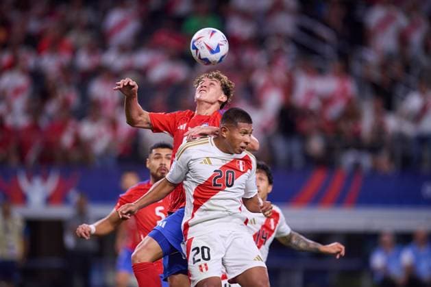 RECORD DATE NOT STATED Copa America USA 2024 Peru vs Chile Igor Lichnovsky (L) of Chile jumps for the ball with Edison Flores (R) of Peru during the game between Peru and Chile as part of the CONMEBOL Copa America USA 2024 group A, at AT-T Stadium, on June 21, 2024 in Arlington, Texas, United States. ARLINGTON TEXAS UNITED STATES  Copyright: xJosexLuisxMelgarejox 20240621205025_CA_GA_2024_PER_CHI_LICHNVSKY224