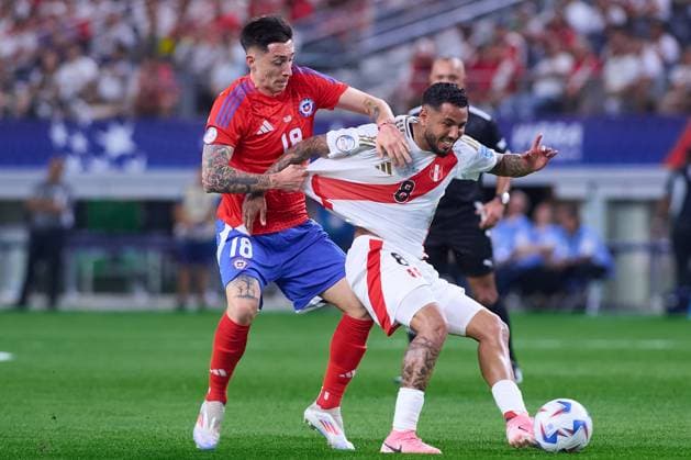 RECORD DATE NOT STATED Copa America USA 2024 Peru vs Chile Rodrigo Echeverria (L) of Chile fights for the ball with Sergio Pena (R) of Peru during the game between Peru and Chile as part of the CONMEBOL Copa America USA 2024 group A, at AT-T Stadium, on June 21, 2024 in Arlington, Texas, United States. ARLINGTON TEXAS UNITED STATES  Copyright: xJONATHANxDUENASx 20240621210304_CA_GA_2024_PER_CHI_PENA248