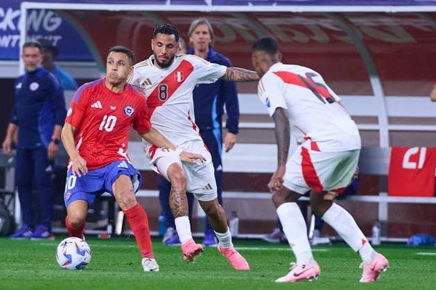RECORD DATE NOT STATED Copa America USA 2024 Peru vs Chile Alexis Sanchez (L) of Chile fights for the ball with Sergio Pena (R) of Peru during the game between Peru and Chile as part of the CONMEBOL Copa America USA 2024 group A, at AT-T Stadium, on June 21, 2024 in Arlington, Texas, United States. ARLINGTON TEXAS UNITED STATES  Copyright: xJONATHANxDUENASx 20240621210307_CA_GA_2024_PER_CHI_SANCHEZ242