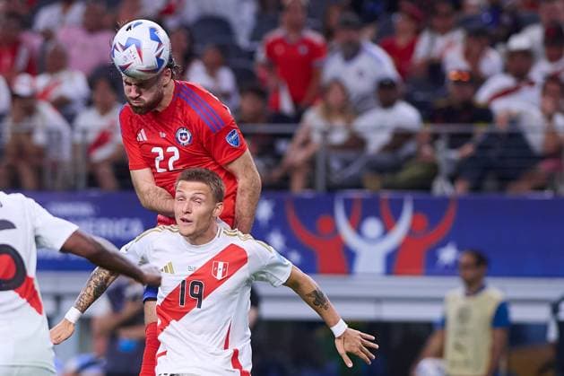 RECORD DATE NOT STATED Copa America USA 2024 Peru vs Chile Bren Brereton of Chile jumps for the ball with Oliver Sonne (R) of Peru during the game between Peru and Chile as part of the CONMEBOL Copa America USA 2024 group A, at AT-T Stadium, on June 21, 2024 in Arlington, Texas, United States. ARLINGTON TEXAS UNITED STATES  Copyright: xJONATHANxDUENASx 20240621210311_CA_GA_2024_PER_CHI_BRERETON250