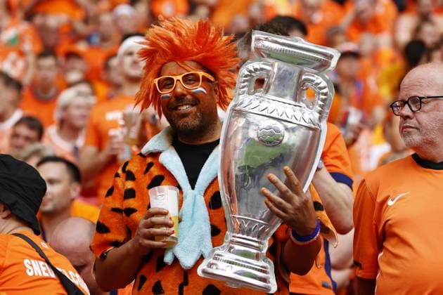 LEIPZIG - Holland fan with inflatable European Championship, EM, Europameisterschaft 2024 cup in the stands prior to the UEFA EURO, EM, Europameisterschaft,Fussball 2024 group D match between the Netherlands and France at the Leipzig stadium on June 21, 2024 in Leipzig, Germany. ANP MAURICE VAN STEEN UEFA EURO 2024 2024 xVIxANPxSportx xxANPxIVx 501697348 originalFilename: 501697348.jpg