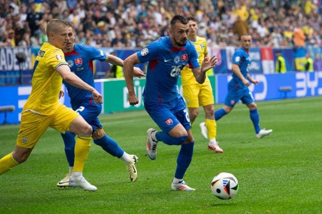 Ivan SCHRANZ SVK vs Zinchenko Oleksandr ZINCHENKO UKR , action, duel, group stage group E Slovakia SVK Ukraine UKR 1 2 on 21 06 2024 Arena Duesseldorf, Duesseldorf Arena, Football UEFA EURO 2024 GERMANY from 14 06 2024 14 07 2024 Â