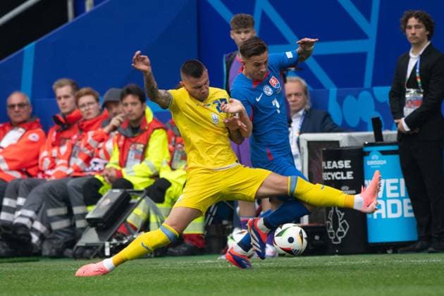 Zubkov Oleksandr ZUBKOV UKR vs Tomas SUSLOV SVK action, duel, group stage group E Slovakia SVK Ukraine UKR 1 2 on 21 06 2024 Arena Duesseldorf, Duesseldorf Arena, Football UEFA EURO 2024 GERMANY from 14 06 2024 14 07 2024 Â