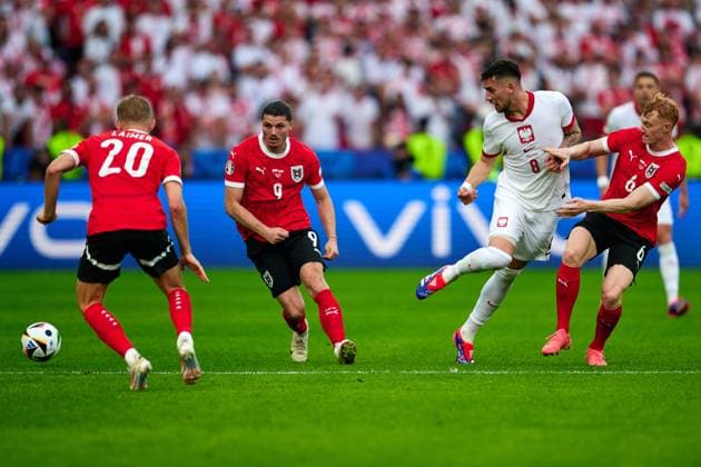 Konrad Laimer Austria national team Euro 2024, 20 , Marcel Sabitzer Austria national team Euro 2024, 09 , Jakub Moder Poland national team Euro 2024, 08 , Jakub Piotrowski Poland national team Euro 2024, 06 , GER, UEFA Euro 2024, Football men, UEFA EM 2024 Matchday 2, Group D, Poland vs Oesterrech, Poland vs Austria, 21 06 2024 GER, UEFA Euro 2024, Football men, UEFA EM 2024 Matchday 2, Group D, Poland vs Oesterrech, Poland vs Austria, 21 06 2024 Berlin Copyright: xEibner-Pressefotox xClaudiusxRauchx EP_CRH
