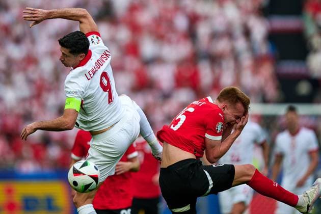 Robert Lewandowski Poland national team Euro 2024, 09 , Philipp Lienhart Austria national team Euro 2024, 15 Header, GER, UEFA Euro 2024, Football men, UEFA European Championship 2024 Matchday 2, Group D, Poland vs Oesterrech, Poland vs Austria, 21 06 2024 GER, UEFA Euro 2024, Football men, UEFA European Championship 2024 Matchday 2, Group D, Poland vs Oesterrech, Poland vs Austria, 21 06 2024 Berlin Copyright: xEibner-Pressefotox xClaudiusxRauchx EP_CRH