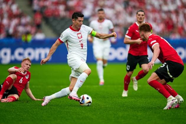 Robert Lewandowski Poland national team Euro 2024, 09 , Nicolas Seiwald Austria national team Euro 2024, 06 , GER, UEFA Euro 2024, mens football, UEFA EURO 2024 matchday 2, group D, Poland vs Oesterrech, Poland vs Austria, 21 06 2024 GER, UEFA Euro 2024, mens football, UEFA EURO 2024 matchday 2, group D, Poland vs Oesterrech, Poland vs Austria, 21 06 2024 Berlin Copyright: xEibner-Pressefotox xClaudiusxRauchx EP_CRH