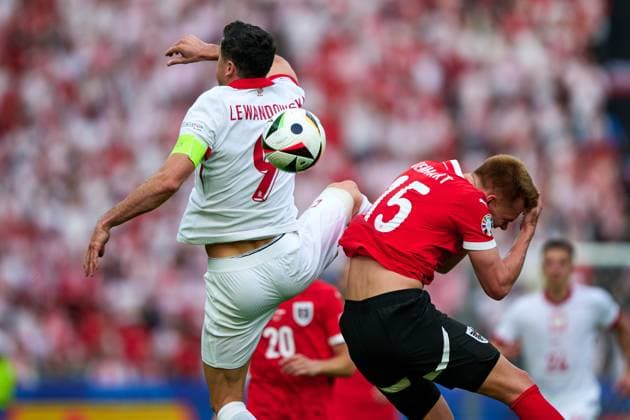 Robert Lewandowski Poland national team Euro 2024, 09 , Philipp Lienhart Austria national team Euro 2024, 15 Header, GER, UEFA Euro 2024, Football men, UEFA European Championship 2024 Matchday 2, Group D, Poland vs Oesterrech, Poland vs Austria, 21 06 2024 GER, UEFA Euro 2024, Football men, UEFA European Championship 2024 Matchday 2, Group D, Poland vs Oesterrech, Poland vs Austria, 21 06 2024 Berlin Copyright: xEibner-Pressefotox xClaudiusxRauchx EP_CRH