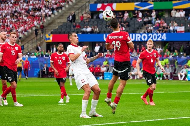 Christoph Baumgartner Austria national team Euro 2024, 19 , Jakub Kiwior Poland national team Euro 2024, 14 , Header, GER, UEFA Euro 2024, mens football, UEFA EURO 2024 matchday 2, group D, Poland vs Oesterrech, Poland vs Austria, 21 06 2024 GER, UEFA Euro 2024, mens football, UEFA EURO 2024 matchday 2, group D, Poland vs Oesterrech, Poland vs Austria, 21 06 2024 Berlin Copyright: xEibner-Pressefotox xClaudiusxRauchx EP_CRH
