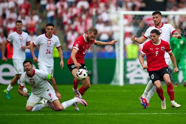 Robert Lewandowski Poland national team Euro 2024, 09 , Konrad Laimer Austria national team Euro 2024, 20 , GER, UEFA Euro 2024, mens football, UEFA EURO 2024 matchday 2, group D, Poland vs Oesterrech, Poland vs Austria, 21 06 2024 GER, UEFA Euro 2024, mens football, UEFA EURO 2024 matchday 2, group D, Poland vs Oesterrech, Poland vs Austria, 21 06 2024 Berlin Copyright: xEibner-Pressefotox xClaudiusxRauchx EP_CRH