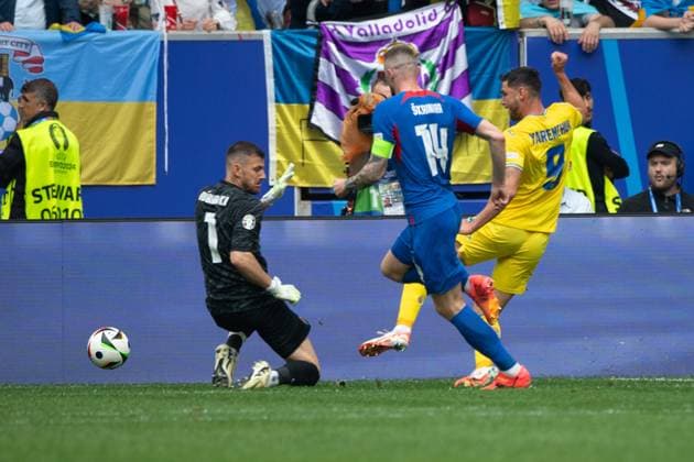 Yaremchuk Roman YAREMCHUK UKR scores the goal for 1 2, against goalkeeper Martin DUBRAVKA SVK Group Stage Group E Slovakia SVK Ukraine UKR 1 2 on 21 06 2024 Arena Duesseldorf, Duesseldorf Arena, Football UEFA EURO 2024 GERMANY from 14 06 2024 14 07 2024 Â
