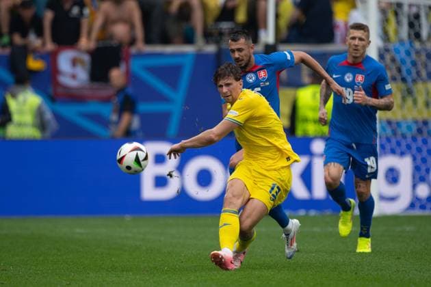 Zabarnyi Illya ZABARNYI UKR vs Ivan SCHRANZ SVK , action, duel, group stage group E Slovakia SVK Ukraine UKR 1 2 on 21 06 2024 Arena Duesseldorf, Duesseldorf Arena, Football UEFA EURO 2024 GERMANY from 14 06 2024 14 07 2024 Â