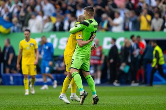 Slovakia v Ukraine: Group E - UEFA EURO, EM, Europameisterschaft,Fussball 2024 Oleksandr Zinchenko and Anatoliy Trubin (L-R) of Ukraine are celebrating victory during the UEFA EURO 2024 group stage match between Slovakia and Ukraine at DÂ¸sseldorf Arena on June 21, 2024 in Dusseldorf, Germany. Duesseldorf Germany  Copyright: xHeshamxElsherifx originalFilename:elsherif-notitle240621_nppmo.jpg