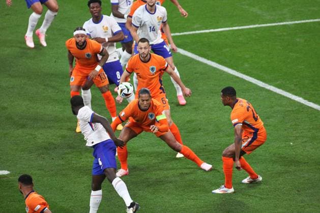 Leipzig, Saxony, Germany, 21 06 2024 Red Bull Arena European Championship 2024 soccer, Group D, Netherlands France Virgil van Dijk 4, Netherlands clears a high ball into the penalty area with his head Copyright: xdtsxNachrichtenagenturx dts_41207