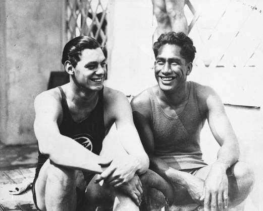 Archivbilder der Woche SPORT KW25 1924 Paris Olympics, FILE - In this 1924 file photo, olympians Johnny Weissmuller, left, and Duke Kahanamoku are seen at the 1924 Olympic Games, Olympische Spiele, Olympia, OS in Paris. (AP Photo File) NO ARCHIVING, EDITORIAL USE ONLY, NO USE IN BOOKS WITHOUT CONSENT PARIS FRA  Copyright: xx 0624385923st