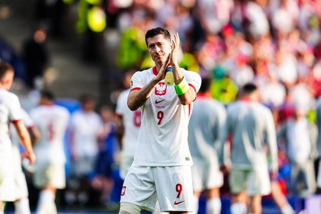 Robert Lewandowski Poland, 09 thanks the fans GER, Poland vs Austria, European Football Championship, UEFA Euro 2024, Matchday 2, 21 06 2024 GER, Poland vs Austria, European Football Championship, UEFA Euro 2024, Matchday 2, 21 06 2024 Berlin Copyright: xEibner-Pressefoto MarcelxvonxFehrnx EP_MFN