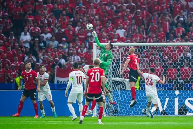Wojciech Szczesny Poland, 01 fists ball away GER, Poland vs Austria, European Football Championship, UEFA Euro 2024, Matchday 2, 21 06 2024 GER, Poland vs Austria, European Football Championship, UEFA Euro 2024, Matchday 2, 21 06 2024 Berlin Copyright: xEibner-Pressefoto MarcelxvonxFehrnx EP_MFN