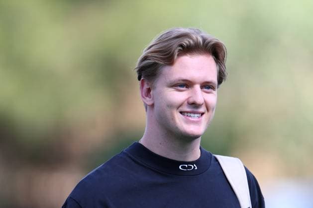 Sport Themen der Woche KW25 Sport Bilder des Tages Mercedes AMG F1 team reserve driver Mick Schumacher gestikuliert, Gestik, Qualifying, F1 Grand Prix of Spain, Circuit de Barcelona-Catalunya am 22. June 2024 in Barcelona, Spain. (Foto von Diogo Cardoso DeFodi Images) Mercedes AMG F1 team reserve driver Mick Schumacher gestures arriving in the paddock, Qualifying, F1 Grand Prix of Spain, Circuit de Barcelona-Catalunya on June 22, 2024 in Barcelona, Spain. (Photo by Diogo Cardoso DeFodi Images) Defodi-645_f1spa20240622_0339 *** Mercedes AMG F1 team reserve driver Mick Schumacher gestures, Qualifying, F1 Grand Prix of Spain, Circuit de Barcelona Catalunya on June 22, 2024 in Barcelona, Spain Photo by Diogo Cardoso DeFodi Images Mercedes AMG F1 team reserve driver Mick Schumacher gestures arriving in the paddock, Qualifying, F1 Grand Prix of Spain, Circuit de Barcelona Catalunya on June 22, 2024 in Barcelona, Spain Photo by Diogo Cardoso DeFodi Images Defodi 645 f1spa20240622 0339 Defodi-645