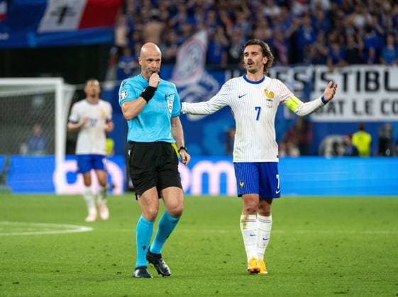 Football, Men, Season 2023 24, UEFA Euro 2024, Group D 2 Matchday in Leipzig, Netherlands France, 0 0 , v l Referee Anthony Taylor ENG , Antoine Griezmann France , 21 06 2024, Copyright: xMatthiasxKochx