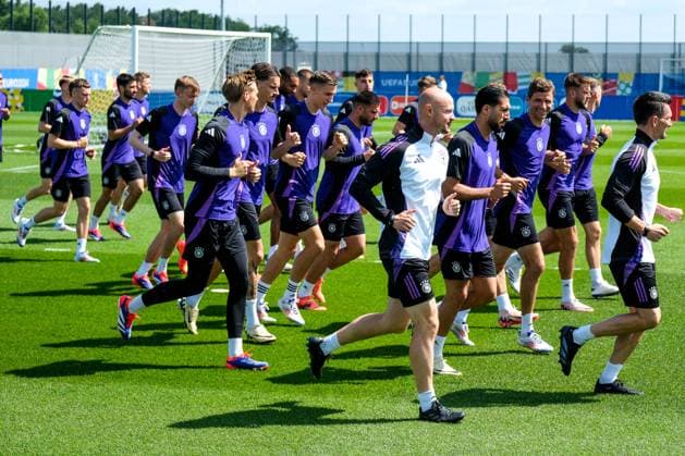 Sport Themen der Woche KW25 Sport Bilder des Tages Die Spieler beim warm laufen, GER, EURO 2024, Abschlusstraining Deutschland, vor Schweiz vs Deutschland, Fussball Europameisterschaft, Herzogenaurach, 22.06.2024 GER, EURO 2024, Abschlusstraining Deutschland, vor Schweiz vs Deutschland, Fussball Europameisterschaft, Herzogenaurach, 22.06.2024 Herzogenaurach *** The players warming up, GER, EURO 2024, Final training Germany, before Switzerland vs. Germany, European Football Championship, Herzogenaurach, 22 06 2024 GER, EURO 2024, Final training Germany, before Switzerland vs. Germany, European Football Championship, Herzogenaurach, 22 06 2024 Herzogenaurach Copyright: xEibner-Pressefoto FlorianxWieganx EP_FWD