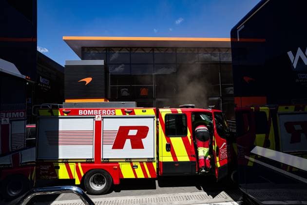 McLaren F1 Team motorhome on fire in the paddock during the Formula 1 Aramco Gran Premio de Espana 2024, 10th round of the 2024 Formula One World Championship, WM, Weltmeisterschaft from June 21 to 23, 2024 on the Circuit de Barcelona-Catalunya, in Montmeló, Spain - F1 - SPANISH GRAND PRIX 2024 DPPI Panoramic  240622_R10_SPAGNA_DP_FGOO0841